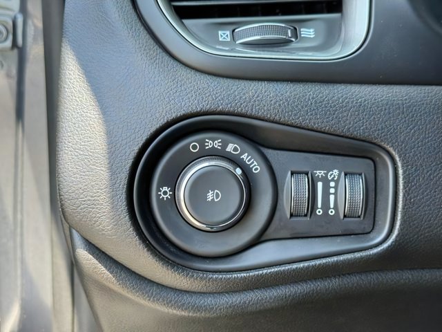 Vehicle image 20 of 35