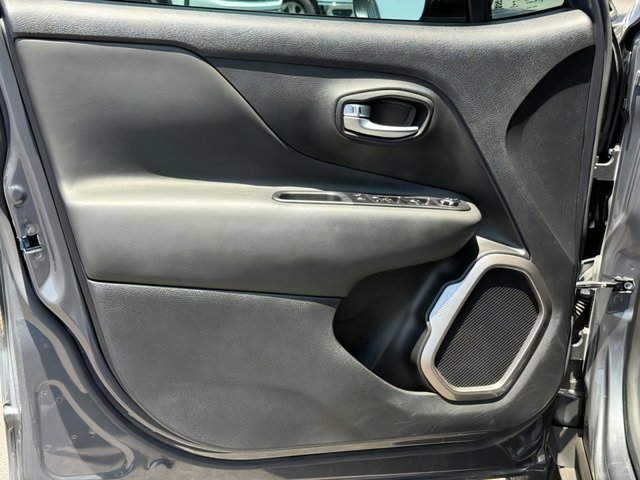Vehicle image 21 of 35