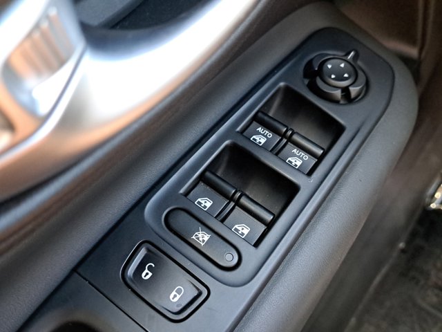 Vehicle image 27 of 28
