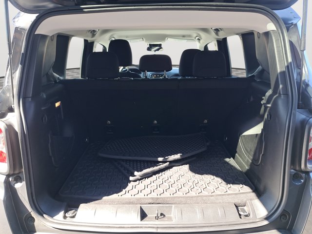 Vehicle image 11 of 28