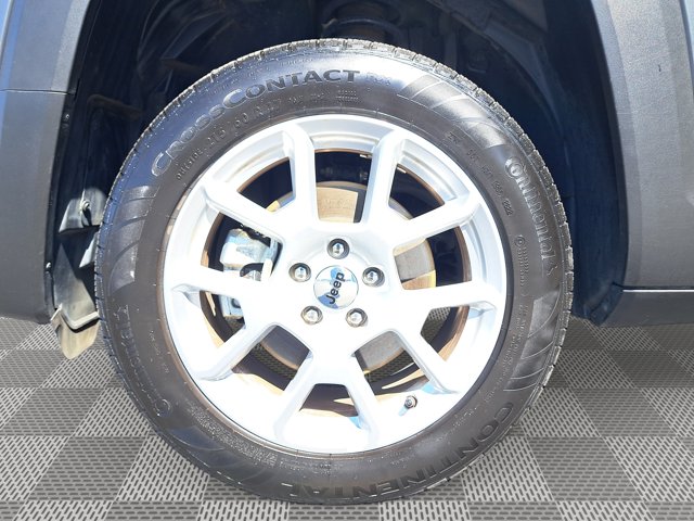 Vehicle image 10 of 28