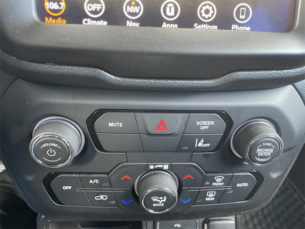 Vehicle image 32 of 45