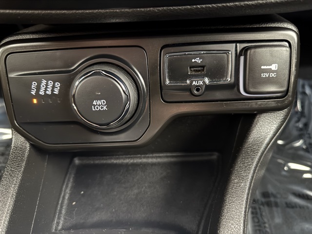 Vehicle image 25 of 30