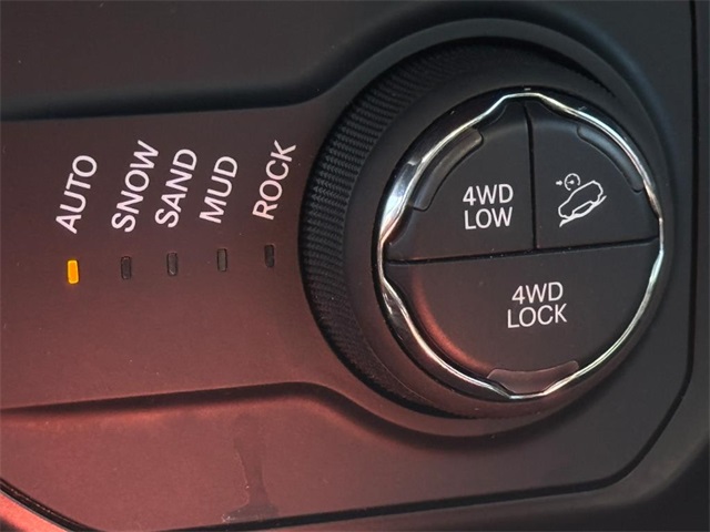 Vehicle image 27 of 30