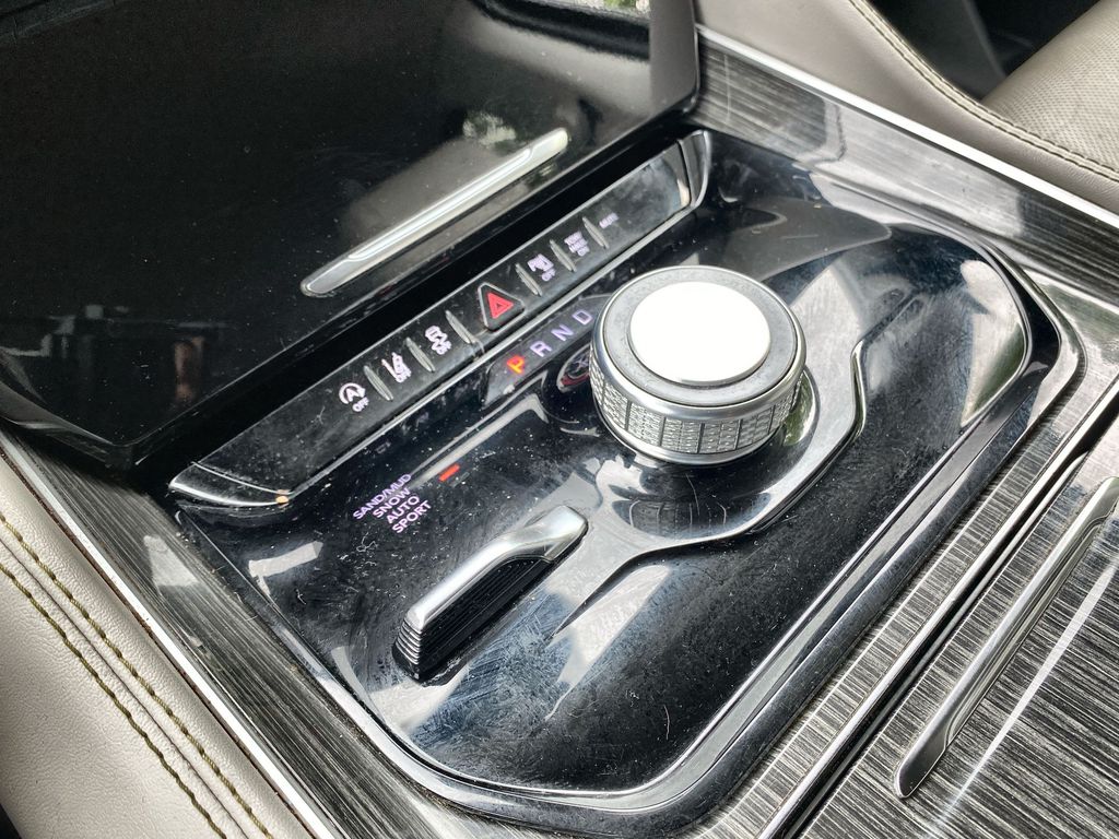 Vehicle image 21 of 25