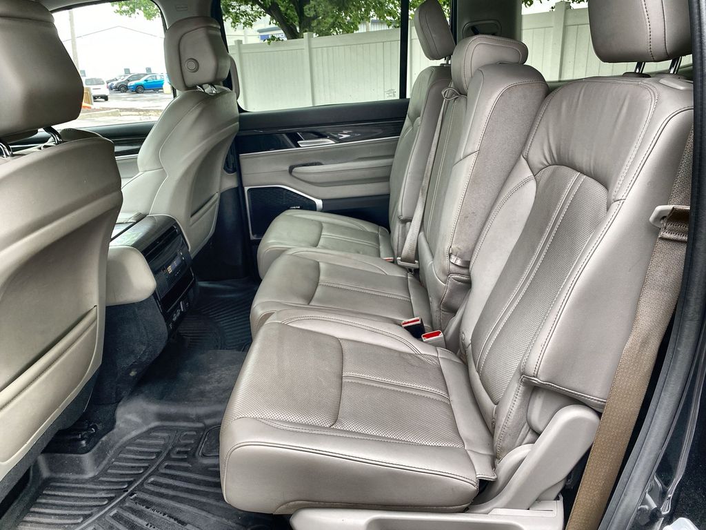 Vehicle image 14 of 25