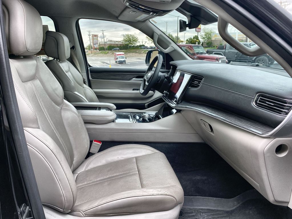 Vehicle image 16 of 25