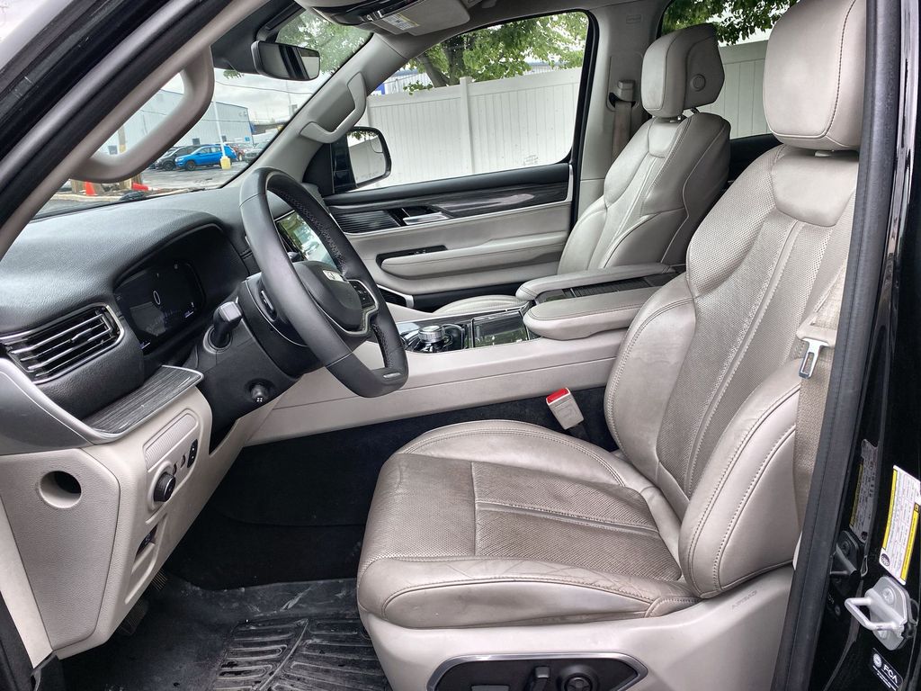 Vehicle image 15 of 25