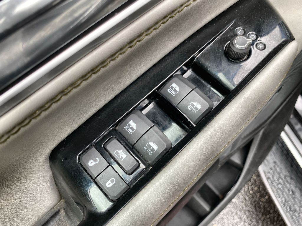 Vehicle image 23 of 25