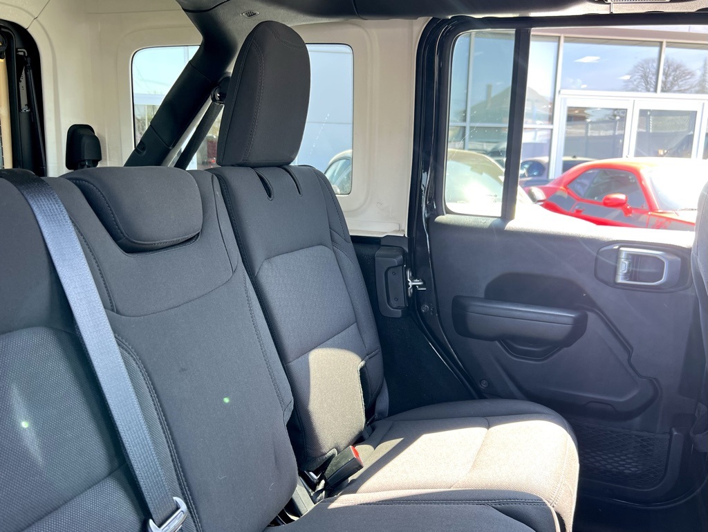 Vehicle image 25 of 29