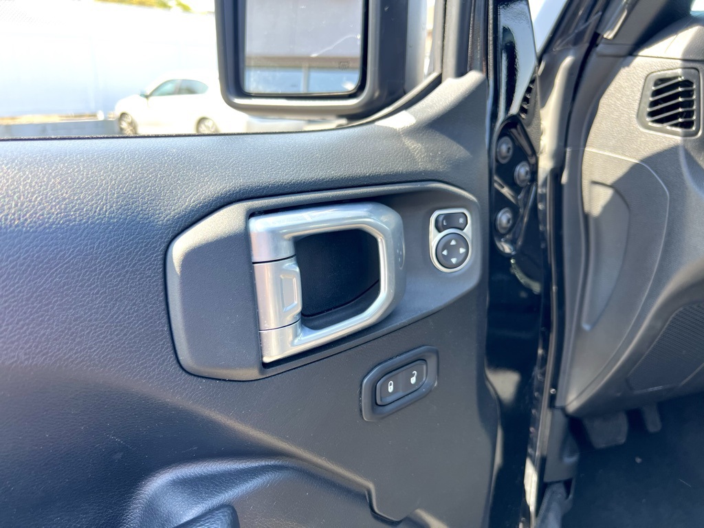 Vehicle image 10 of 29