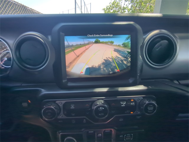 Vehicle image 21 of 34