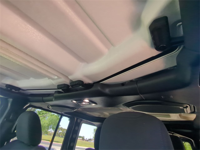 Vehicle image 33 of 34