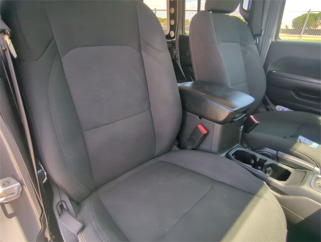 Vehicle image 25 of 34