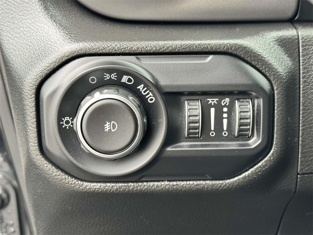 Vehicle image 28 of 30