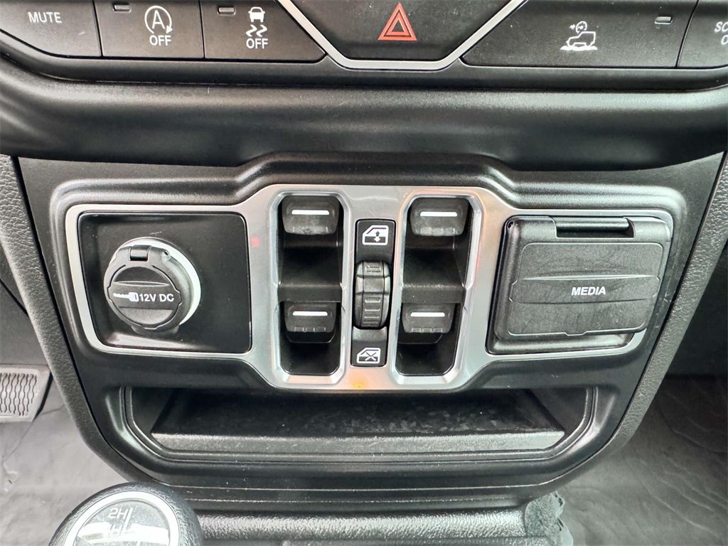 Vehicle image 23 of 30