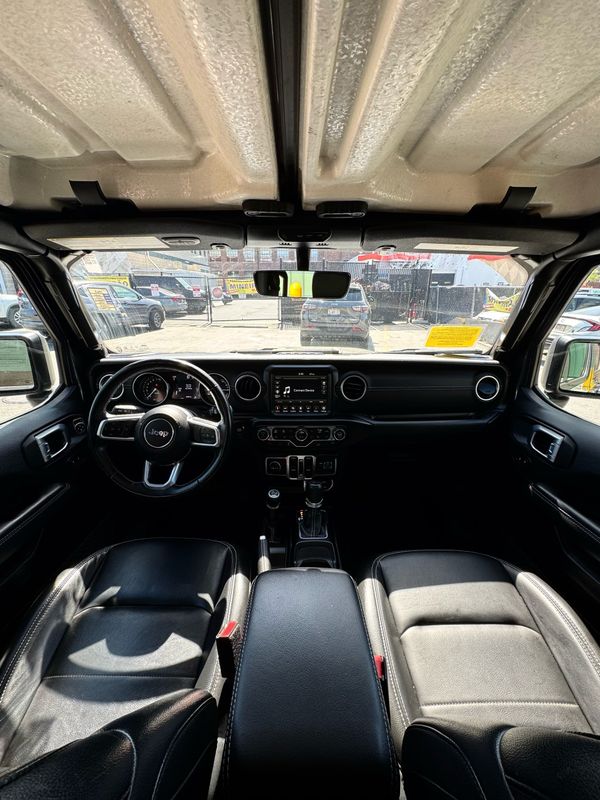 Vehicle image 7 of 14