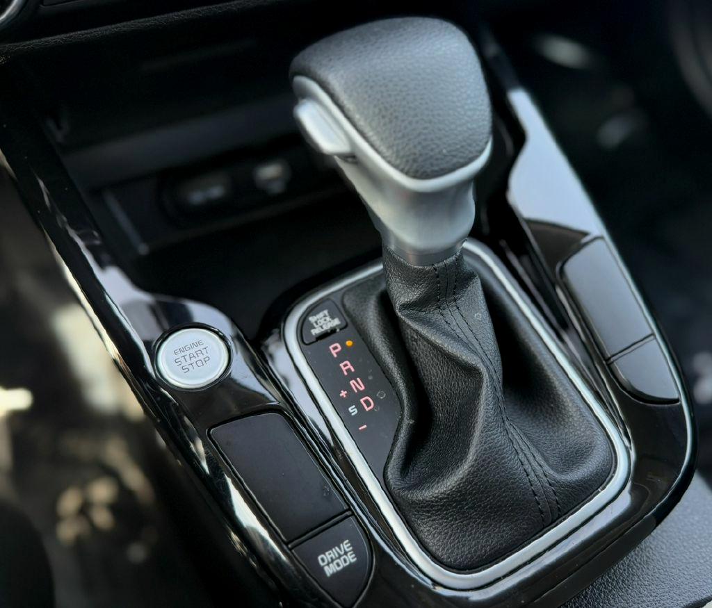 Vehicle image 17 of 19