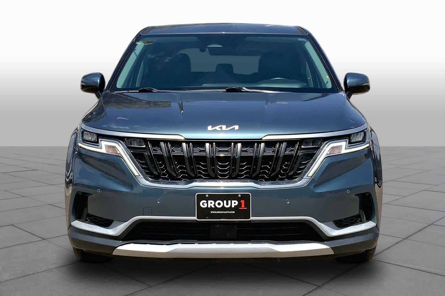 2022 Kia Carnival EX Image 2 of 37