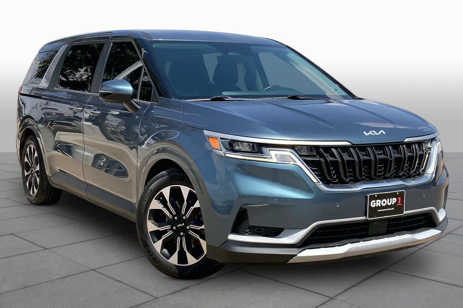 2022 Kia Carnival EX Image 3 of 37