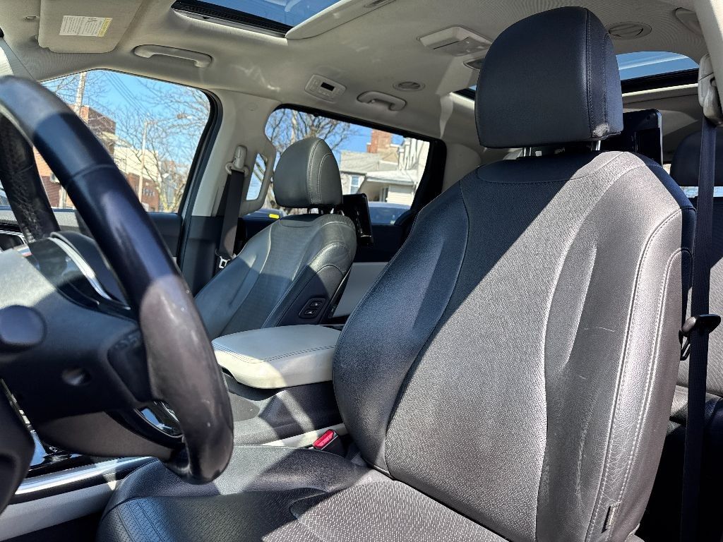 Vehicle image 21 of 36