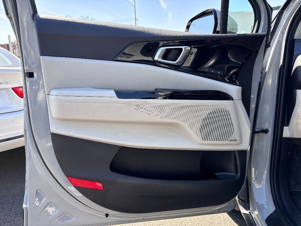 Vehicle image 18 of 36