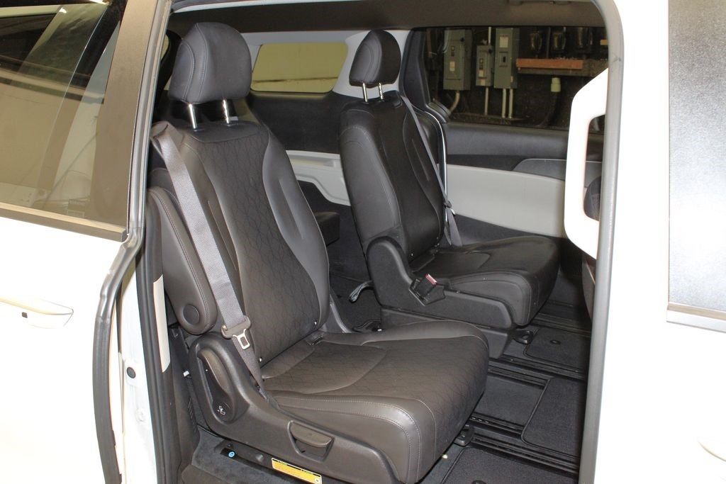 Vehicle image 13 of 64