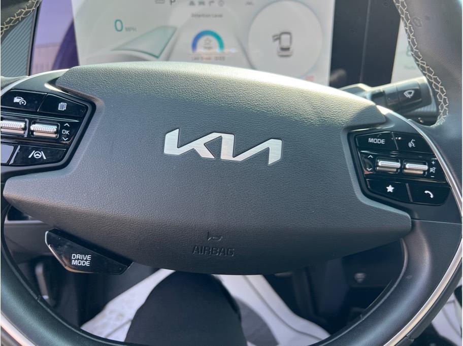 Vehicle image 22 of 24