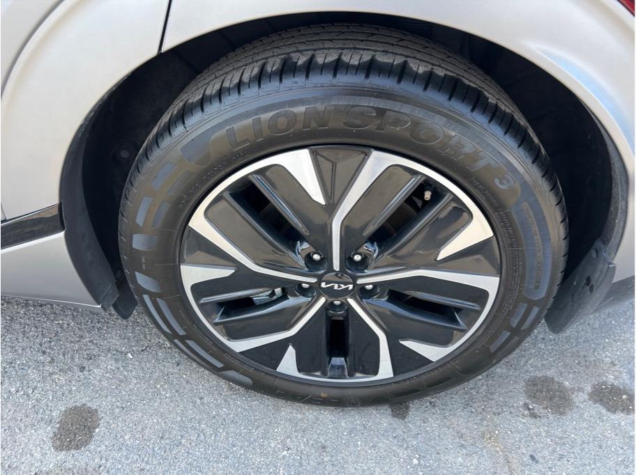 Vehicle image 8 of 24