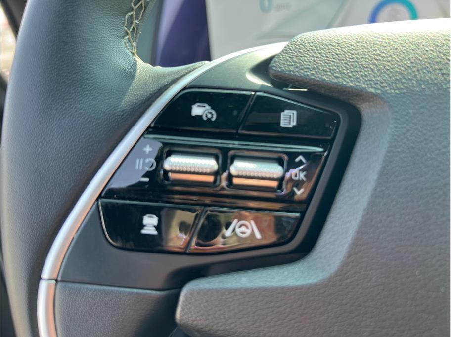 Vehicle image 18 of 24