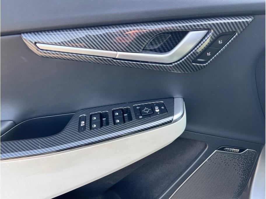 Vehicle image 17 of 24