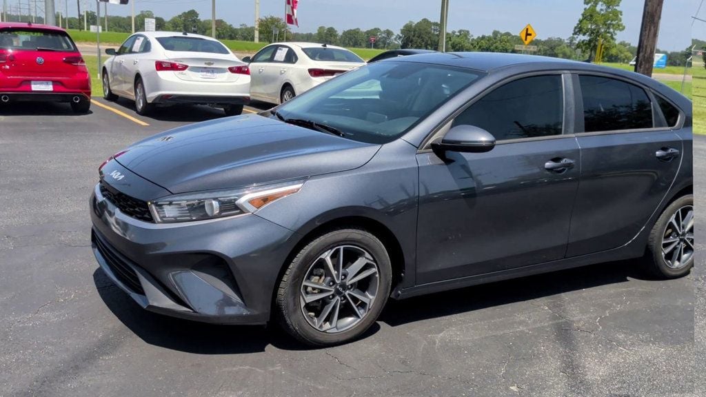 2022 Kia Forte LXS Image 2 of 24