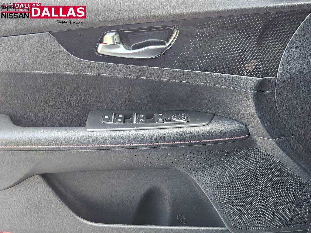 Vehicle image 27 of 35