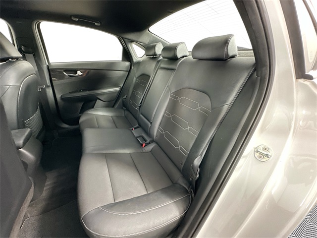 Vehicle image 27 of 40