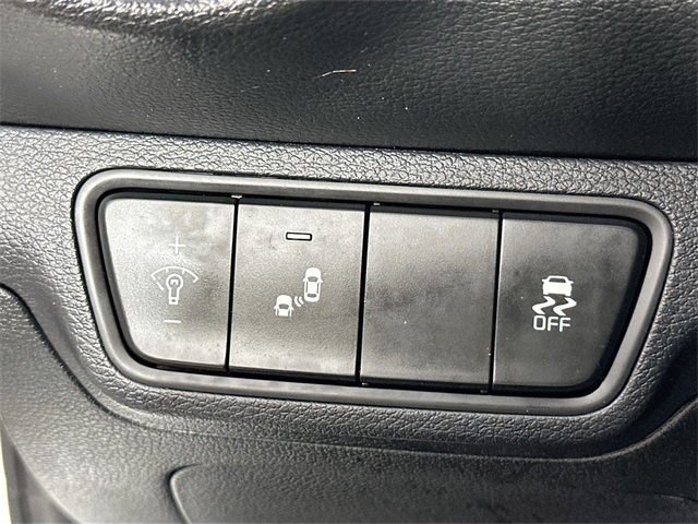 Vehicle image 25 of 40