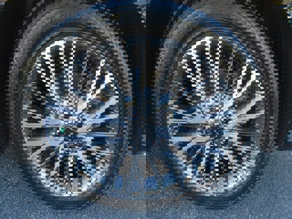 Vehicle image 43 of 46
