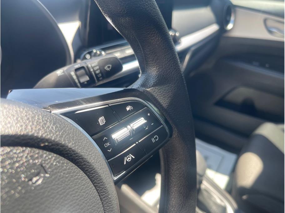 Vehicle image 18 of 21