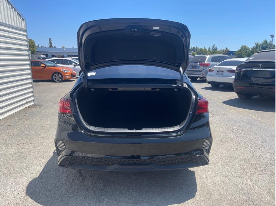 Vehicle image 11 of 21