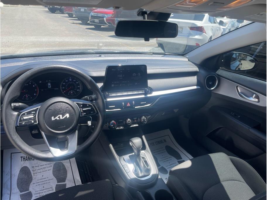 Vehicle image 14 of 21