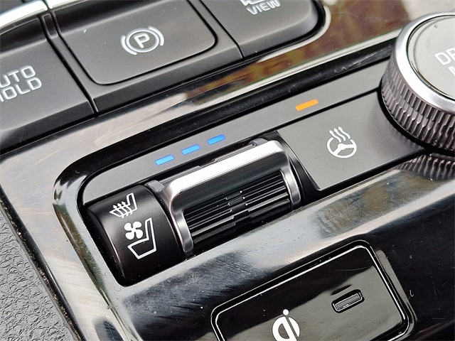 Vehicle image 25 of 30