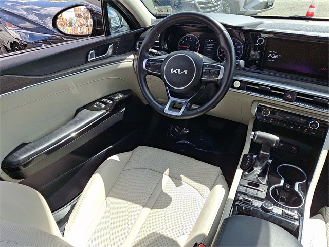Vehicle image 14 of 31