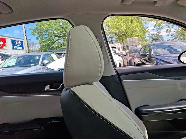 Vehicle image 13 of 31