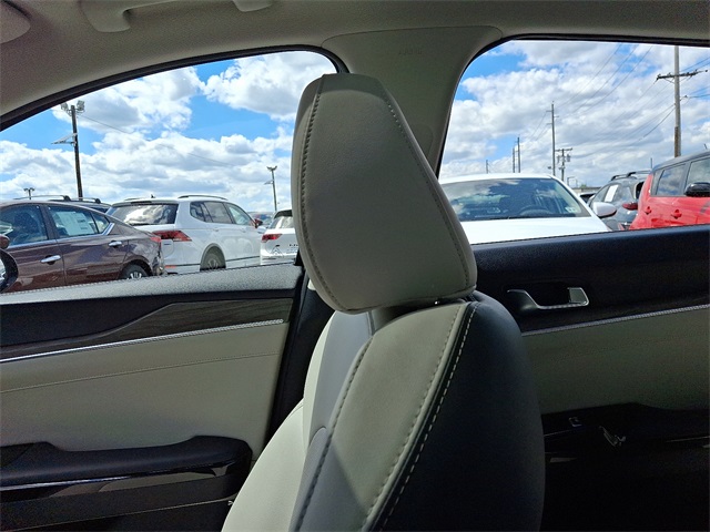 Vehicle image 17 of 31