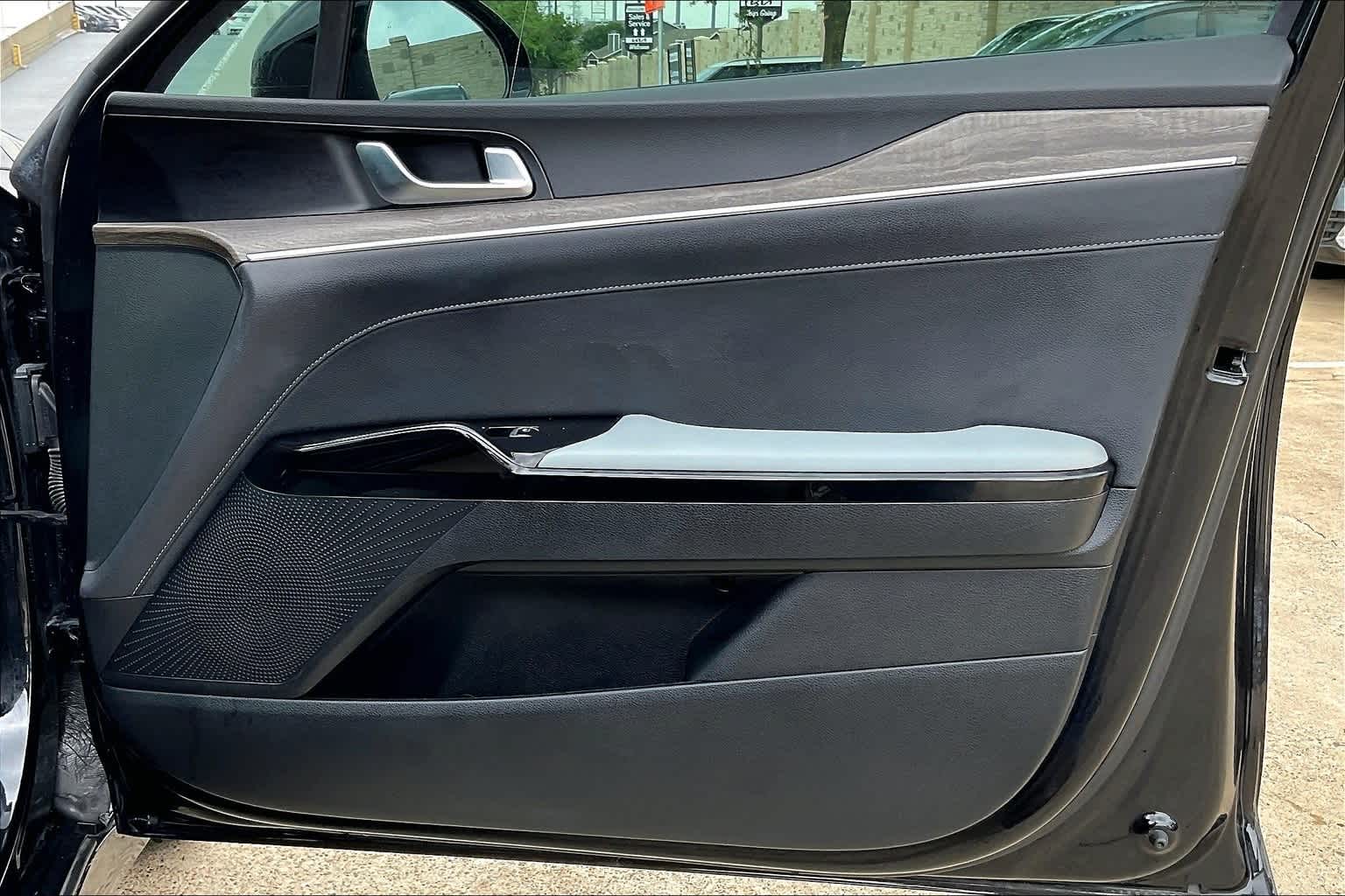 Vehicle image 27 of 32