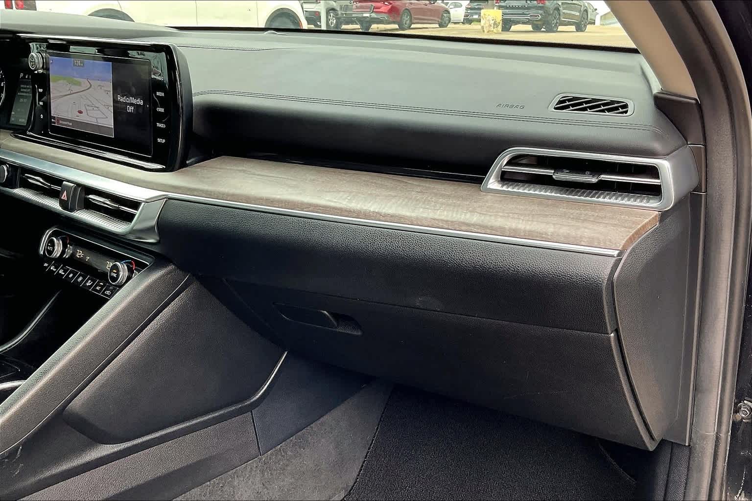 Vehicle image 22 of 32