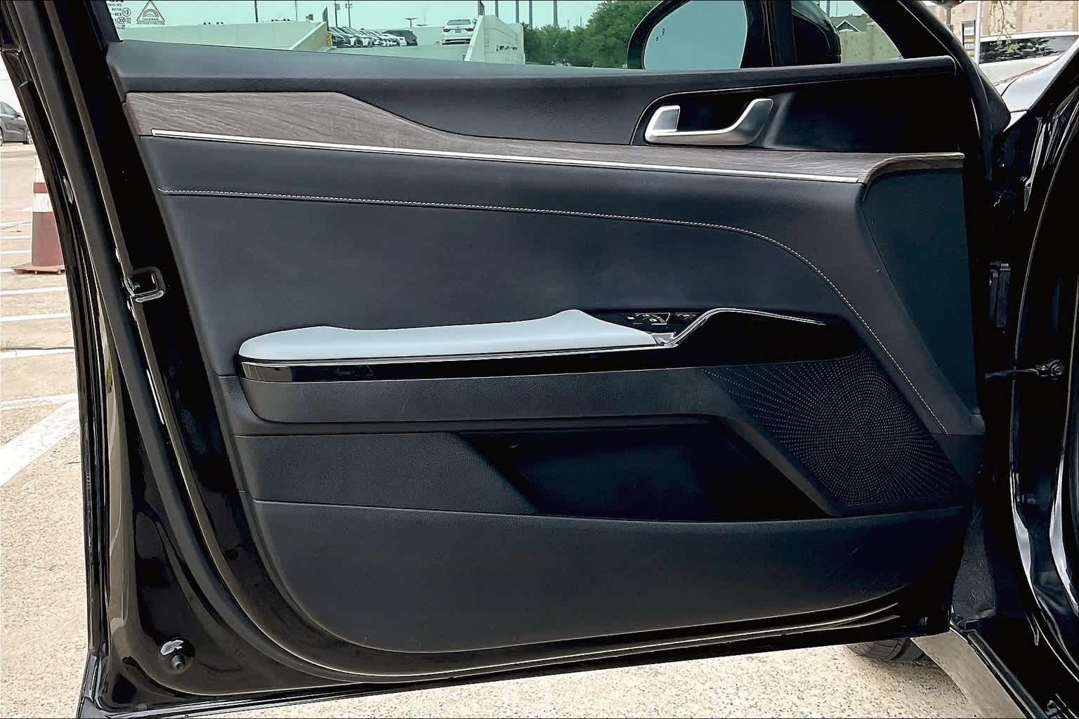 Vehicle image 26 of 32