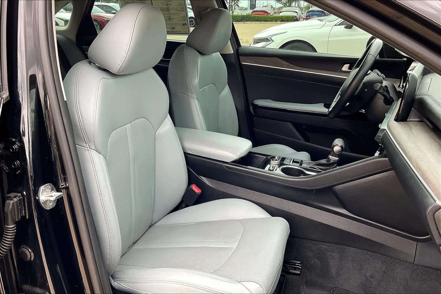 Vehicle image 14 of 32
