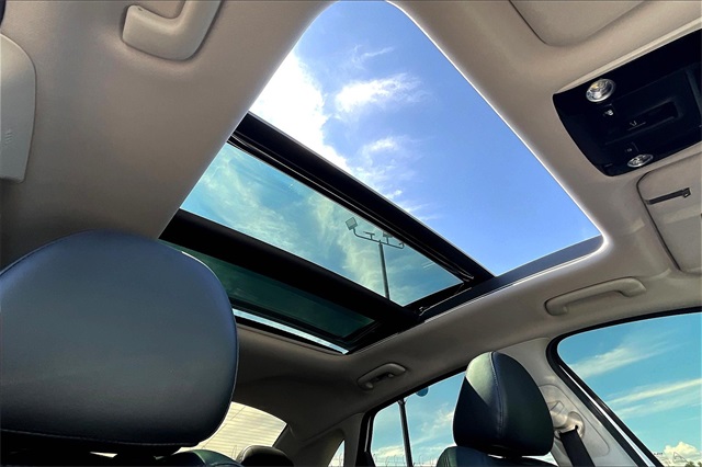 Vehicle image 18 of 34