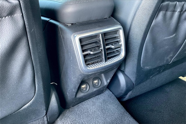 Vehicle image 27 of 34