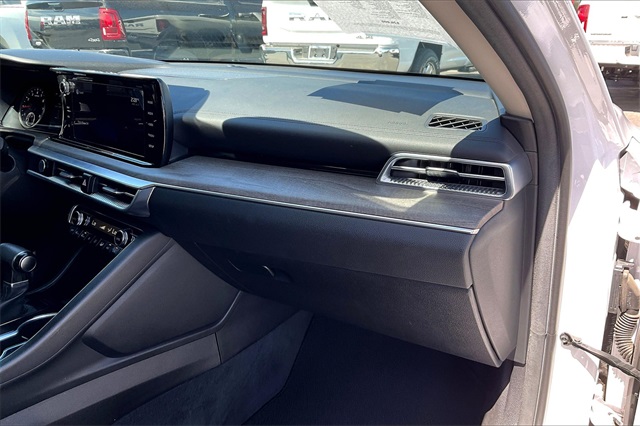 Vehicle image 17 of 34